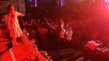 লাল শাড়ি পরিয়া...