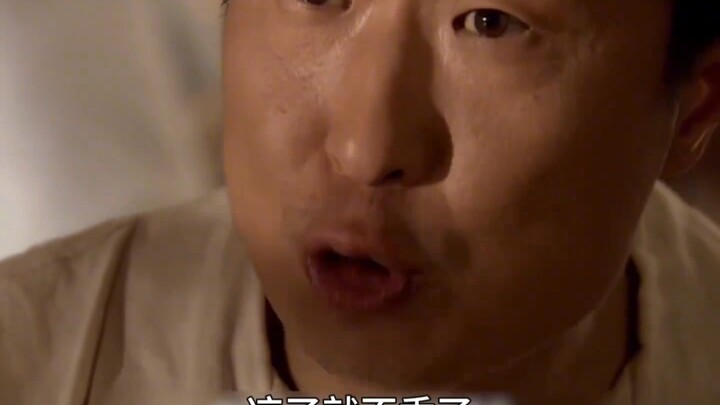 A man,不顾形象, gobbles down food in front of his blind date, leaving the girl so angry she bursts into 