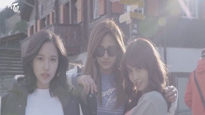 TWICE TV5 Twice in Switzerland Photobook [180131]