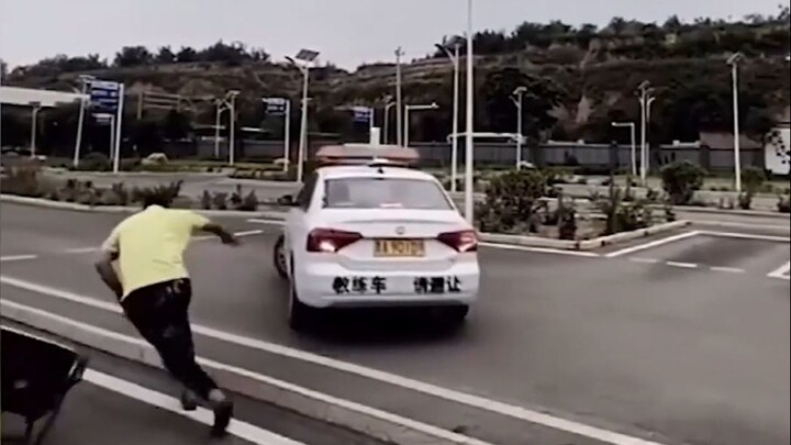 “Lấy gì để cứu anh đây, huấn luyện viên của em 😂”