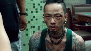 为了救小弟，被几十个人围着打!