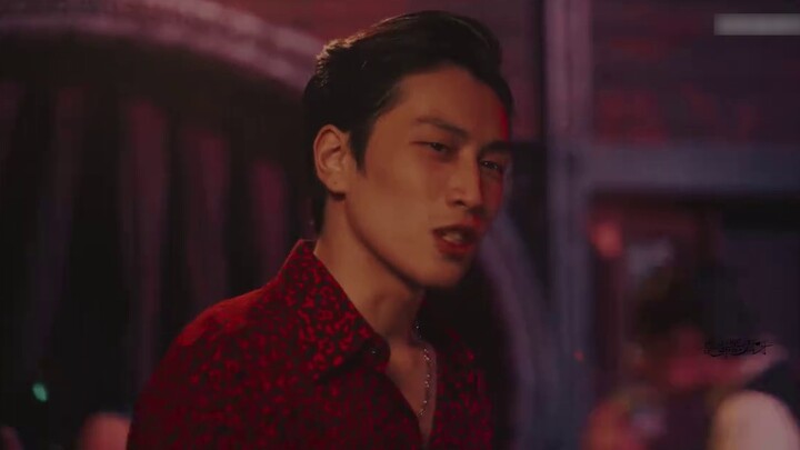 “นี่แหละผู้ชายคนนี้! เขาพิชิตใจผู้คนมากมายด้วยภาษาอังกฤษของเขา ฉันไม่เคยคิดเลยว่าคนๆ หนึ่งจะพูดภาษาอ
