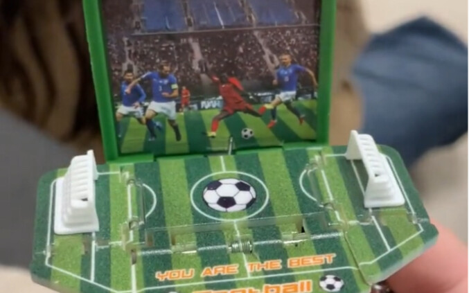 Chiếc móc khóa nhỏ xíu giấu cả sân bóng rổ yêu thích của anh ấy; lúc tặng cho anh ấy, mình xúc động 