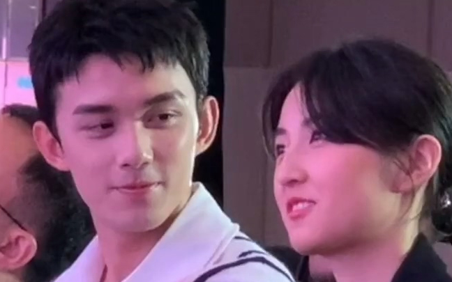 Mata Wu Lei pada Zhang Zifeng terlalu manis! mau minum
