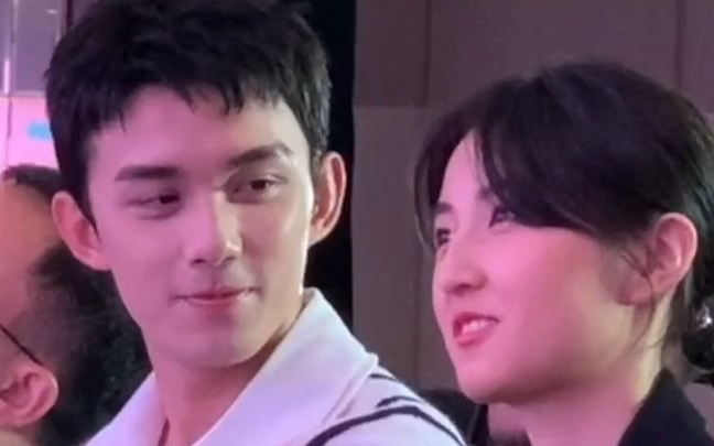 Wu Lei's eyes on Zhang Zifeng are too sweet! want to drink