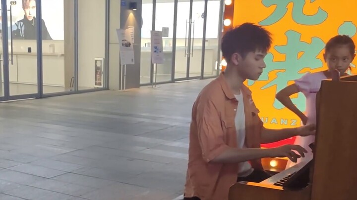 The piano sounded in Dongguan subway station [Small Town Summer] The little brother all listened to 