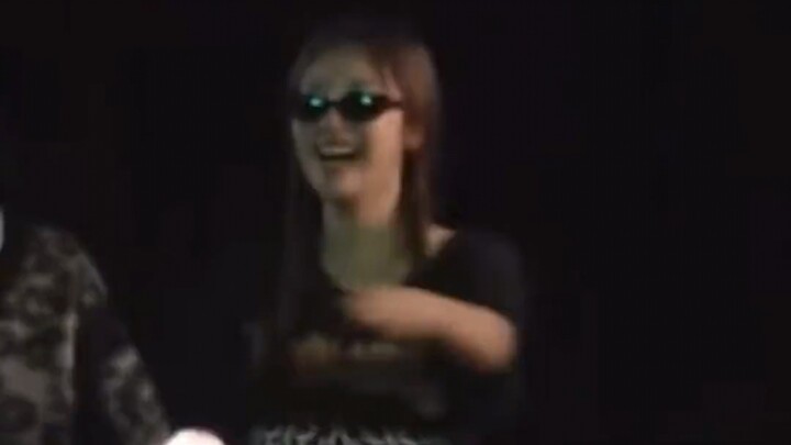 宁艺卓听师哥师姐的歌蹦迪中 勿扰