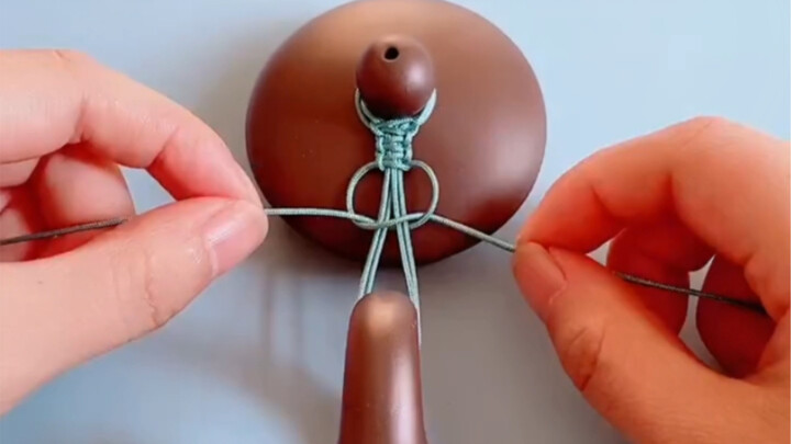 Tie the teapot like this, and you'll never have to worry about it breaking again!