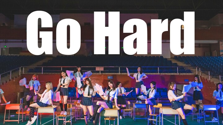 الرقصة الأصلية «GO HARD» | العودة إلى سن 18، جميع الفتيات الجميلات في الحرم الجامعي الأمريكي يجتمعن 