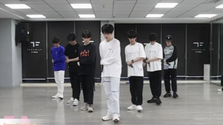 什么叫C位？三代top朱志鑫完美面孔加上神级表情管理，这才是C位的最佳人选！