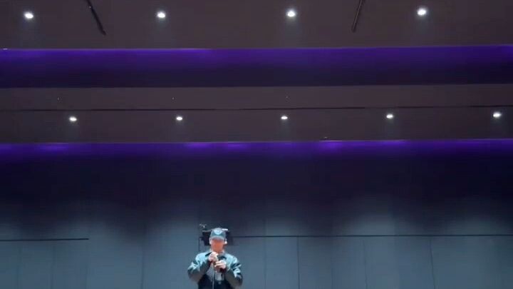 jk's live he is singing in the new album GOLDEN JK PLEASE DON'T CHANGE😉😉😊😊