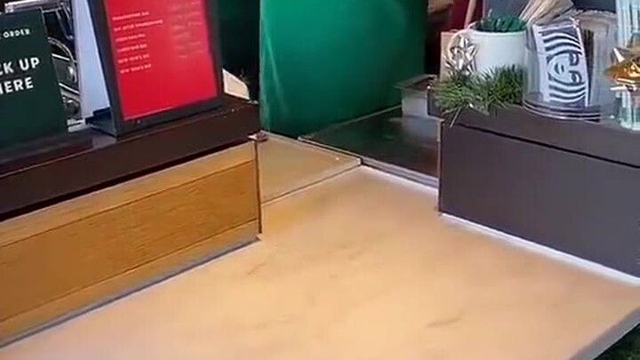 不知名的沙雕网友在星巴克点了一杯冰水，多冰、多水的那种，哈哈哈店员居然真的照做了[笑cry]