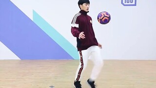 蔡徐坤同届练习生表演唱跳rap足球，自称二级运动员挑战校队主力只因哥