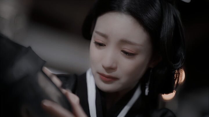 Saat mereka jatuh cinta, mereka bertemu dengan kekasih yang sama sekali asing bagi mereka.