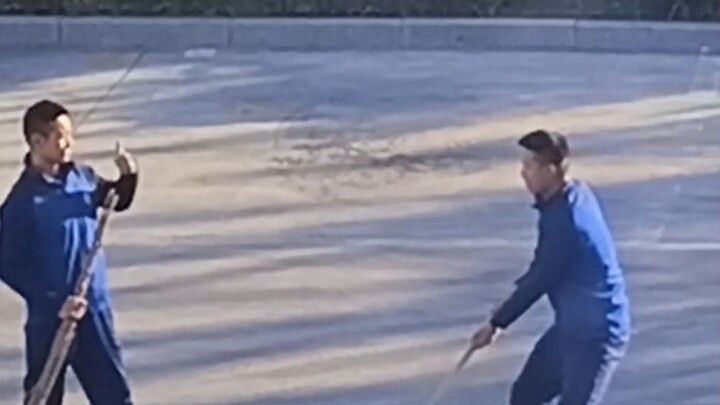 Tiba-tiba “pamer gaya” membuat sapu kaget tak siap! Sapu: “Apa nggak ada yang membela aku?” (Wang Hu