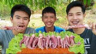 หนวดหมึกยักษ์ ราดซีฟู้ดเผ็ดแดงเดือด อร่อยเด็ดเผ็ดร้อน.