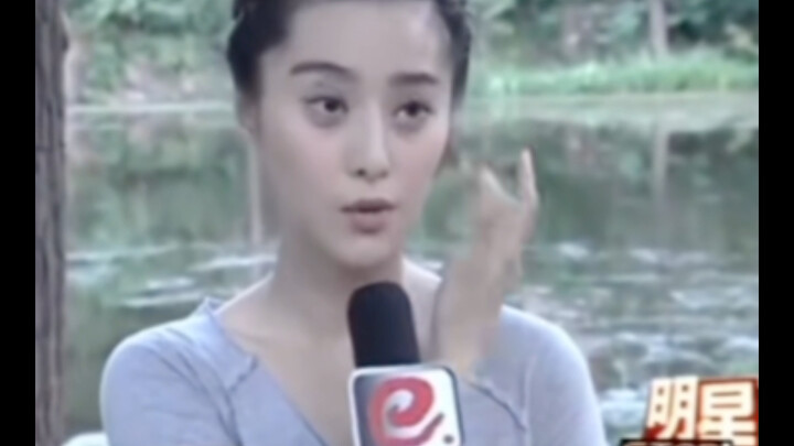 I love even more her cool, aloof aura when she goes without a trace of makeup.