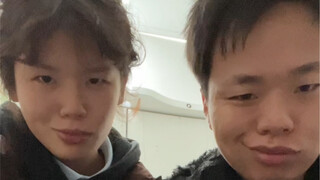 在互联网上找了个双胞胎姐妹，今天来找我面基