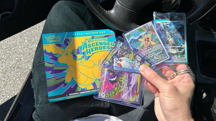 Super crazy ETB card box... Opening Pokémon during my lunch break.