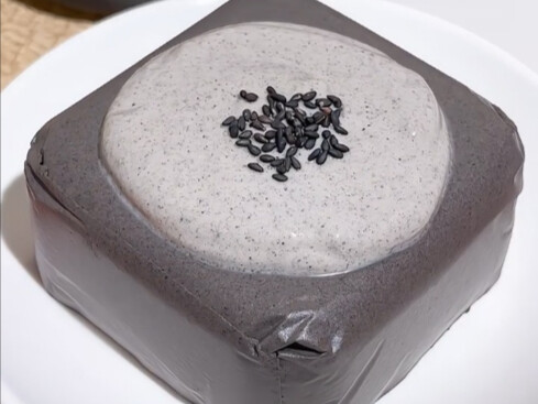 Who came up with this! Eating black sesame paste this way is just amazing…