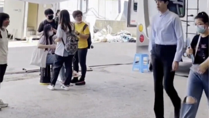 Teacher Yang Yang’s Walk vs. Wei Daxun’s Walk