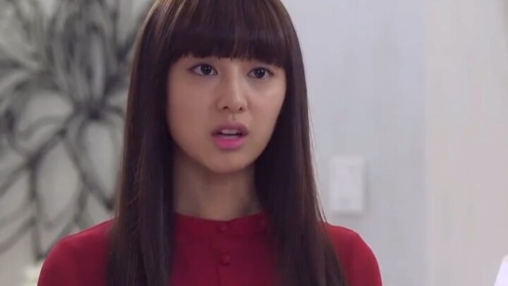 The bangs are cut so that the beauty cannot overshadow the heroine!!! I love it even more!!!