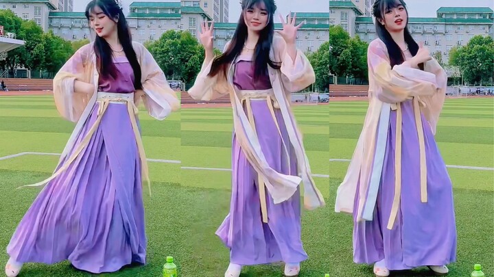 The gentle Hanfu girl under the Twin Towers ~ Love Ice Cream
