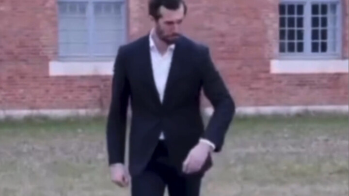 Foreigners Imitate How Presidents from Different Countries Walk