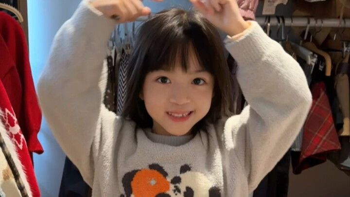 ลูกสาวแต่งตัวปีใหม่ด้วยตัวเอง!