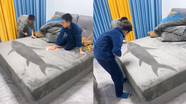 Dua bersaudara sedang tenang di kamar. Sang ibu penasaran lalu mendekat untuk melihat, ternyata mere