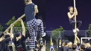 Menjelang Festival 3 Maret kelompok etnis Zhuang, para mahasiswa berlatih tari tiang bambu, memukau 
