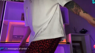[Jeon Jungkook] Vặn xoắn chiếc quần đùi đỏ của mình lại, thằng nhóc này quá xuề xòa, hahahaha