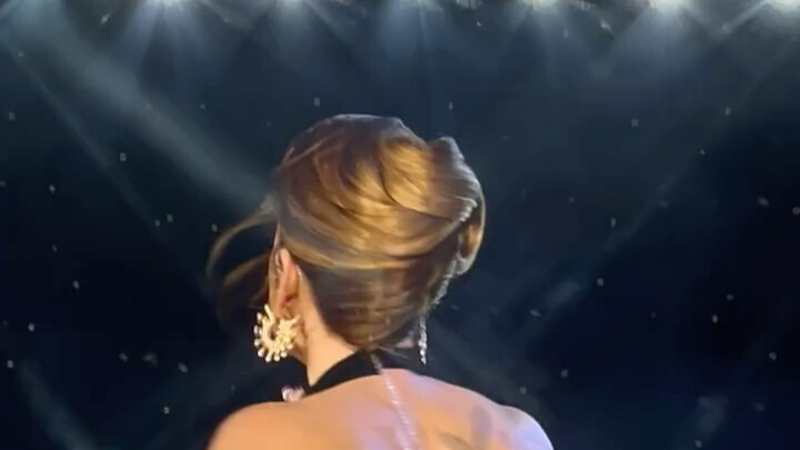 คลิปแฟนถ่ายคอนเสิร์ตไฮด์พาร์กครั้งล่าสุดของอะเดล เพลง “Someone Like You” — นำมาจากเวยป๋อ
