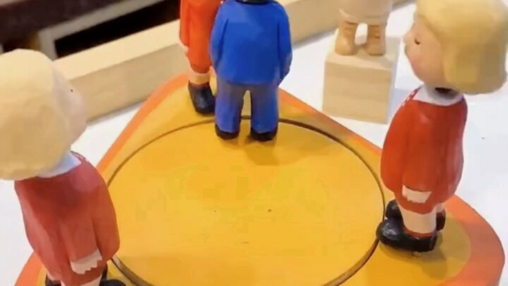 Wanita iblis berambut putih di sebelah itu adalah penilik, ya?