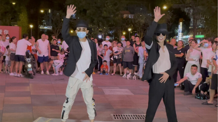 迈克尔杰克逊模仿者蔡军与街头粉丝第一次在成都万达广场共同表演