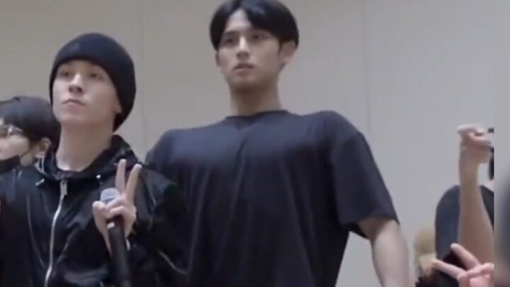 【Kim Min-gyu】Bàn về việc tập tạ mà không bị nở má, khuôn mặt và cơ ngực lại cực kỳ hoàn hảo đến thế 