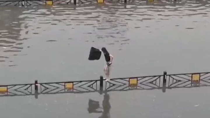 นักกีฬาโอลิมปิก! หลังฝนตกหนักที่ลั่วหยาง สาวใช้ความสามารถทรงตัวสุดยอดเดินบนราวกั้นถนน ช่างฝีมืออยู่ใ