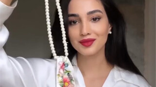 Cara mencocokkan kalung dan syal