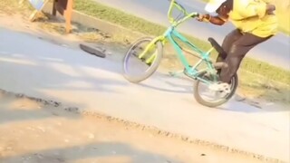 这么骑车 迈克尔杰克逊也直呼内行! 自行车太空步!