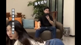女生假装开直播做瑜伽，男朋友发现镜头后表情亮了，“看什么看 看哥的肌肉”