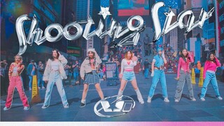 نجمة قوس قزح Y2K في تايمز سكوير! رقص XG - Shooting Star | فرقة المذنبات الأبطأ على الإنترنت