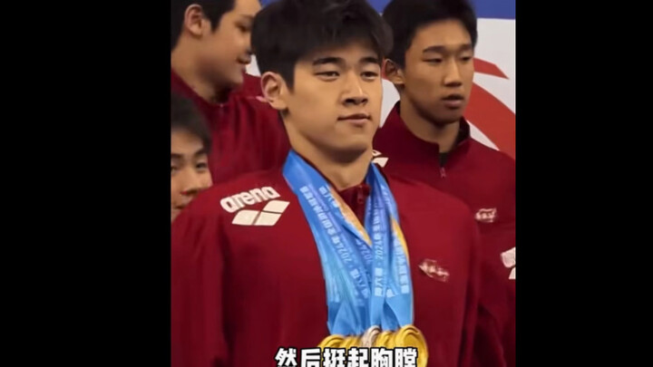 พ่าน จ้านเล่อ อายุ 19 ปี กำลังอยู่ในวัยชอบอวดนี่แหละ ฮ่าๆๆ เขากางอกโชว์เหรียญรางวัลเหมือนเจ้าหมาโกลเ