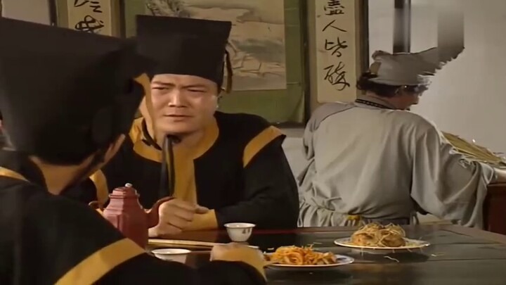Jigong orders at the inn; the waiter initially thinks he’s just a country bumpkin, but once he speak