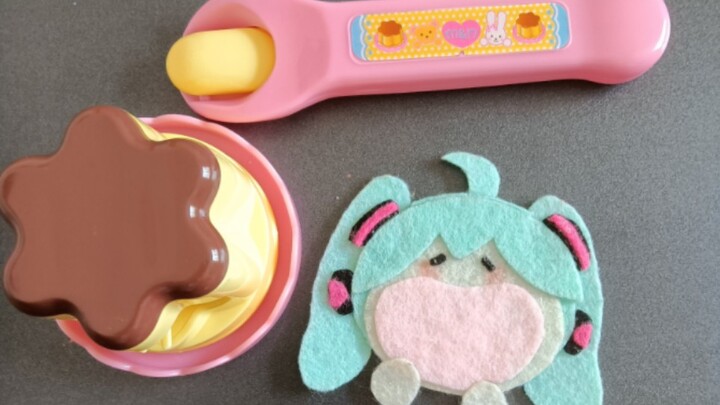 Cho Miku ăn pudding nè!!