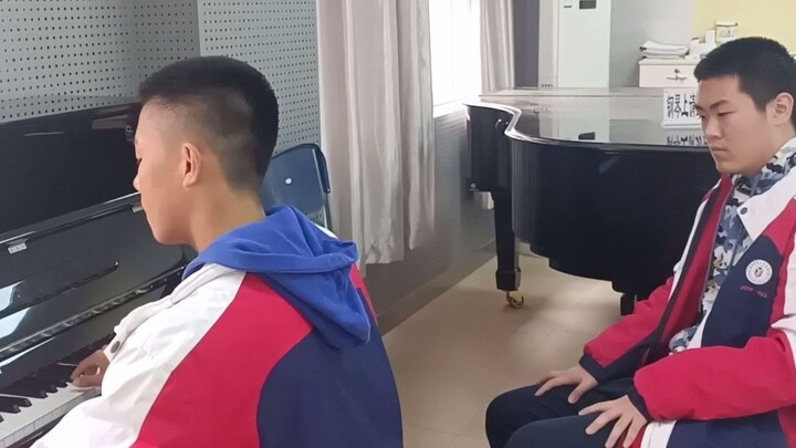 UP's main piano solo Havana was given to Han Jiahao in the classroom of the Middle School Affiliated