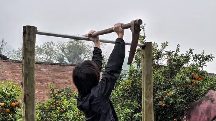 Anh bạn Ber, cầm cuốc lên hít xà làm gì vậy?