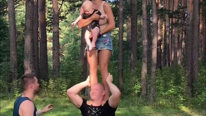 Pria Rusia ini sangat kuat sekaligus juara dalam kompetisi pemandu sorak.