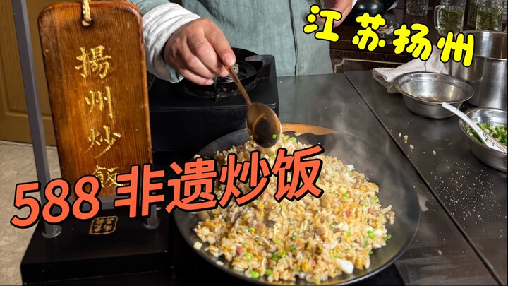 Nasi Goreng Yangzhou versi super lengkap, saya sama sekali tidak berani memotong sedikit pun, bahkan