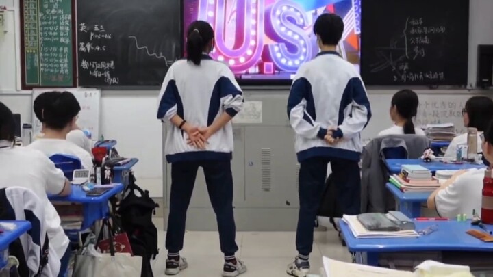 Senior high school students danced to “U.S.A.” at the New Year’s Eve party!