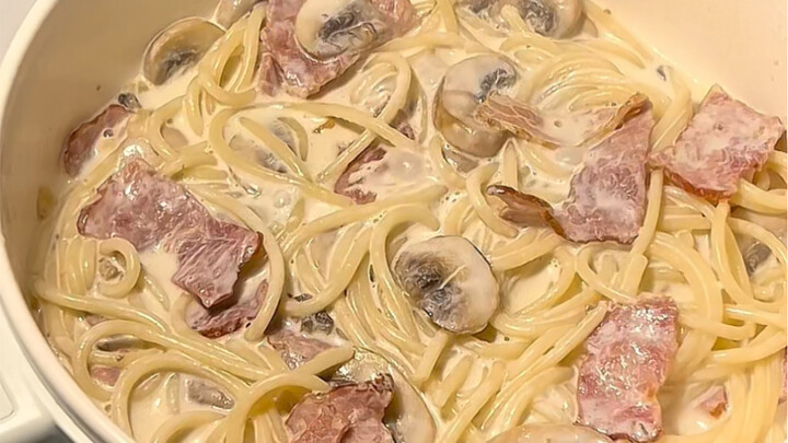 Panci Kecil di Asrama | Spageti Jamur Krim yang Super Lezat, Aromanya Begitu Kaya dan Gurih!